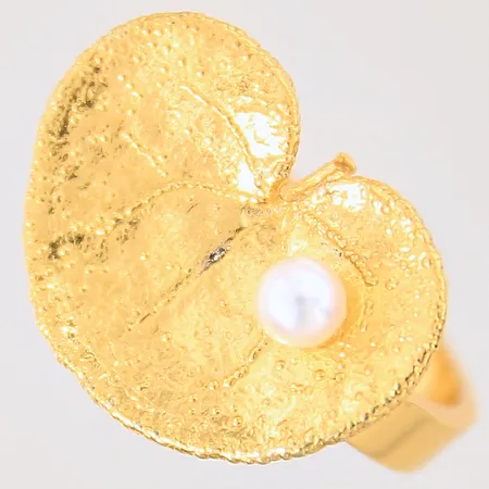 Ring, Flora Danica, Danmark, med odlad sötvattenpärla, stl 16½, bredd 3-16mm, reglerbar skena, förgyllt silver 925/1000 Vikt: 4,9 g