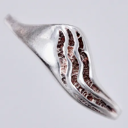 Ring, stl. 19, bredd: ca 2-7mm, silver, 925/1000 Vikt: 1,6 g