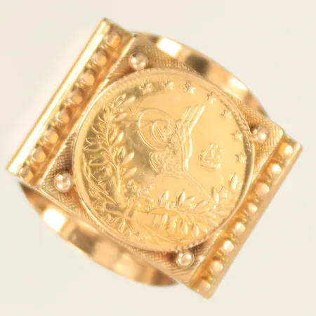 Ring med mynt minst 21, stl 21¾ bredd 7-23mm, mynt Ø18mm, skenan 14K, vikt 10,7g totalt.