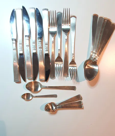 6 knivar 19,5cm, 400gr brutto, 4 gafflar 18cm, 5 skedar 18cm, 1 syltsked 15cm,    7 kaffeskedar  492gr GAB, Rosenholm, silver 830/1000  Vikt: 892 g