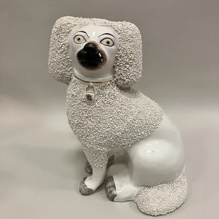 Figurin, Hemvändarhund/Rispudel, höjd 24,5cm, keramik, krackelering,tillverkningssprickor, Skickas med paket.
