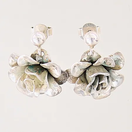 Ett par örhängen med blomdekor, Ø17mm, ostämplade, silver 830/1000 Vikt: 5,5 g