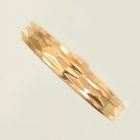 Ring stl 20½, bredd 3,5mm, ojämn skena & gravyr, 18K Vikt: 2,1 g