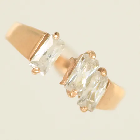 Ring med 3 vita stenar, stl 18 bredd 2,5-7mm, trasig av, 14K 2,3g totalt.