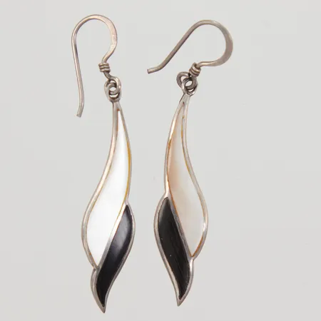 Ett par örhängen, längd 47,3mm, bredd 8,7mm, svart sten och pärlemoplatta, krok,  925/1000 silver,  Vikt: 3,3 g