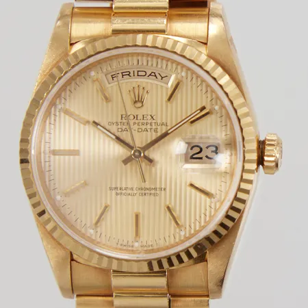 Herrur Rolex Day-Date, 18K, automatisk, Ø 36mm, ref: 18238, serienummer: W265869, cal 3155, boettnr: 18200, verknummer: 7006927, safirglas, presidentlänk 18K, total längd ca 17cm, 3 extra länkbitar, extra ur-tavla, nagg i kanten av glaset, skadad ur-tavla, certifikat 1997, manual, snusnäsduk, box, värderingsintyg Kaplans 2013, bruttovikt inkl länkbitar: 141,2gr Skickas med postpaket.