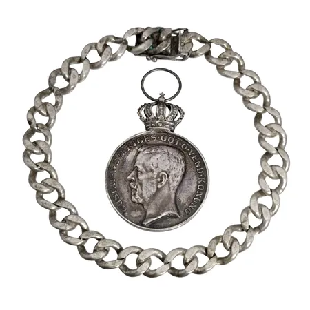 Silvermedalj + Armband Pansar i 830/1000, slitage, bruksmärken, gravyr  Vikt: 50,6 g