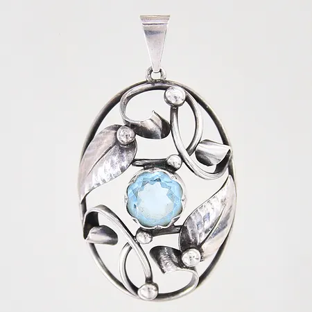 Hänge med dekor samt blå sten, troligen akvamarin, 50x28mm, sten med mindre nagg på fasetter, silver 830/1000 Vikt: 9 g