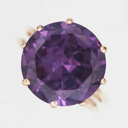 Ring med syntetisk ametist, stl 17, 14K, bruttovikt 5,0g Vikt: 5 g