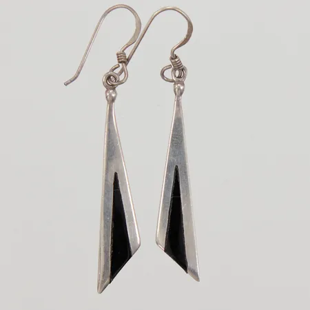 Ett par örhängen med svart sten, längd 50,5mm, bredd 7,7mm, krok, 925/1000 silver,  Vikt: 3,4 g