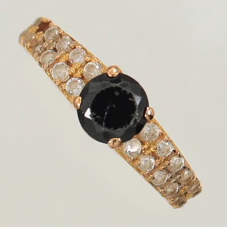 Ring med svart och vita stenar, stl ca, 17¾, bredd, 3-6mm (sliten sten och skena, ojämn, saknar sten) 21K, 2,8g 