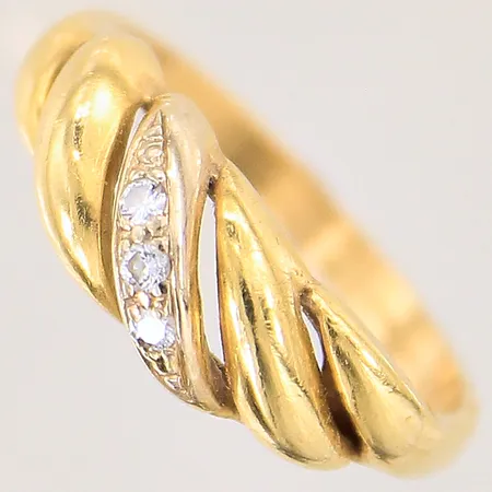 Ring med diamanter 3 x ca 0,02ct, stl 18, bredd 2,4-6,6mm, 18K Vikt: 4,3 g