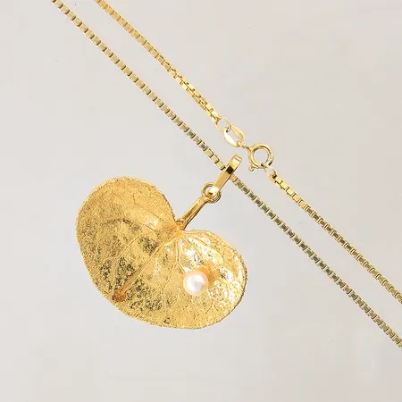 Kedja Venezia, integrerat hänge med odlad sötvattenpärla, Flora Danica, Danmark, längd 60cm, bredd 2mm, hängets mått 45x42mm, originaletui, förgyllt silver 925/1000 Vikt: 18,8 g