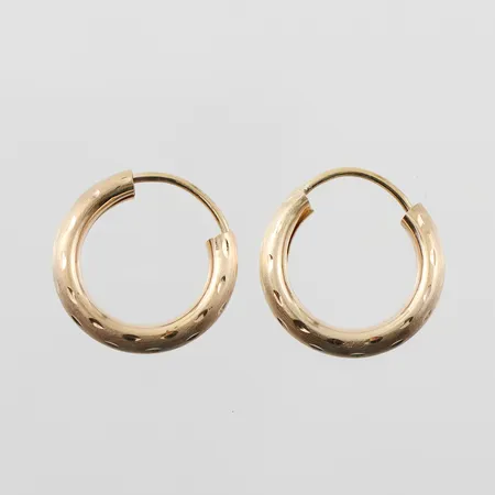 Parörhängen matterade och lite mönstrade, Ø 15mm, bredd 2,5mm, 18k Vikt: 0,9 g