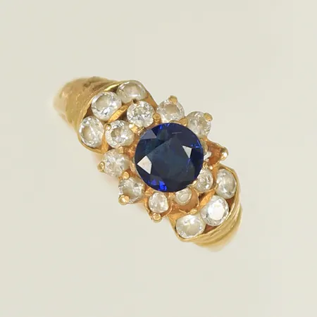 Ring med blå och vita stenar, stl 17¼ bredd 2-10mm, hela ringen skev, flera stenar limmade, 14K 3,9g totalt.