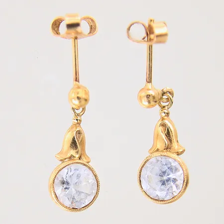 Ett par örhängen med vita stenar, 18x7mm, 18K Vikt: 2,1 g