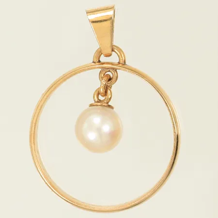 Hänge med pärla Ø7mm, Ø19mm exkl ögla, bredd 3mm, omgjord ring, gravyr, 18K 3,2g totalt.