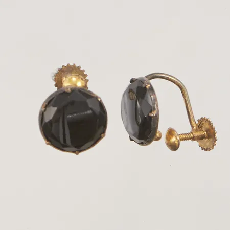 Ett par örhängen, 11mm, onyx, skruvlås, 830/1000 Silver 2,4g.