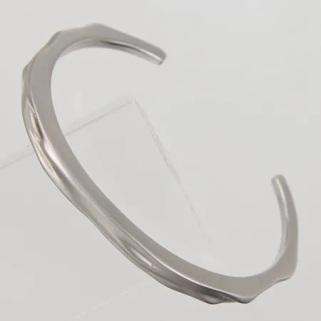 Stelt armband Skultuna Opaque Objects Cuff, innermått ca 5,3x4,3cm, smärre repor