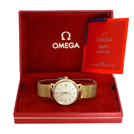 Herrur Omega Seamaster Quartz, guld på stål, Ø35,5 mm, quartz - fullt fungerande, kaliber 1342, verknummer 43556757, referensnummer 196.4008, universal stållänk från Speidel, mindre bruksmärken bl.a. från batteribyte, original garantibevis från 1981, originalbox (defekta gångjärn)
