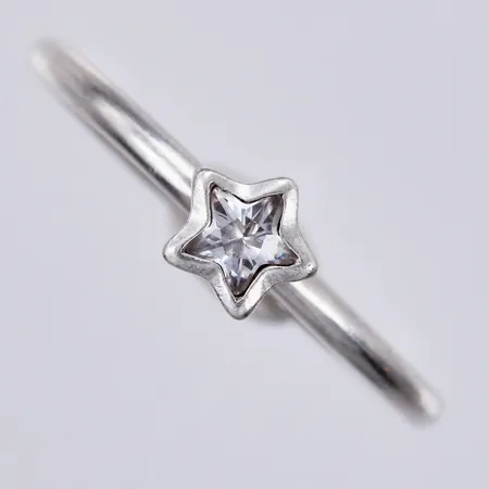 Ring med vit sten, stl: ca 17¾, bredd: ca 1,5-6mm, 925/1000 Silver  Vikt: 2 g