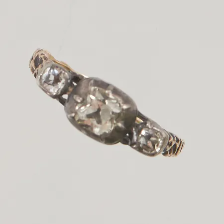 Ring, Ø17, bredd:6mm, troligtvis vita safirer, skena i 14K, fattning i 830/1000 Silver 2,1g.