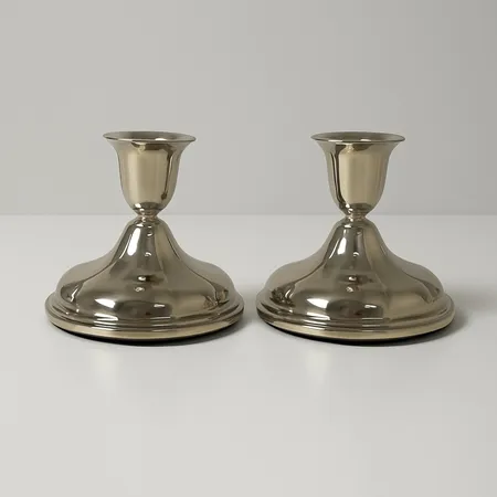 Ett par ljusstakar, höjd 10,5cm, en fylld botten släppt, 830/1000 Silver bruttovikt 684,5g.