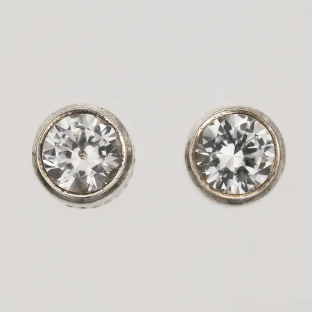 Ett par örhängen med vita stenar, Ø9mm, Alton Guldvaruaktiebolag, Falköping 1972, silver Vikt: 3 g