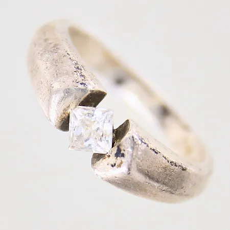 Ring med vit sten, stl 17, bredd 3-5,7mm, Catwalk, nagg, silver 925/1000 Vikt: 4,4 g