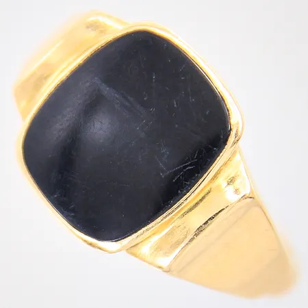 Ring med svart sten, stl: 19¾, bredd: 3,3mm, repig sten, 18K Vikt: 7,8 g