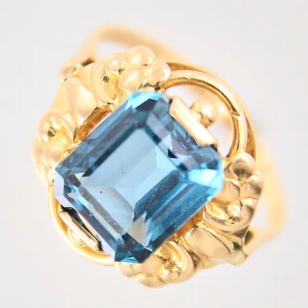 Ring med dekor samt blå sten, stl 18¼, bredd 1,6-16,8mm, 18K Vikt: 4,6 g