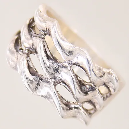 Ring med dekor, stl 17¼, bredd 7,5-12mm, repig, silver 925/1000 Vikt: 6,3 g