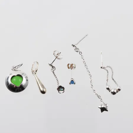 Hängen 2st, örhängen 4st där något lås saknassilver Vikt: 5,4 g