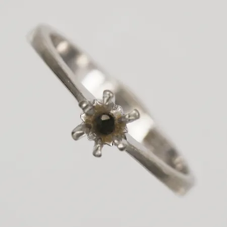 Ring, stl 16, sten saknas, 18K vitguld. Vikt: 2 g