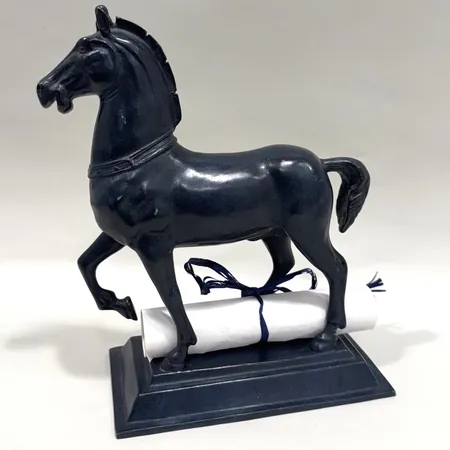 Skulptur, bysantinsk häst, patinerad brons, kopia efter en av de bysantinska hästarna på Blaiseholmstorg, höjd ca 32cm, gjutarstämpel FFA Fondeur, infoirmationsblad medföljer, mindre repor samt smuts  Skickas med postpaket.