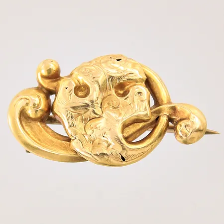 Brosch med dekor, 23X13.3mm, smärre bucklor, nål ej guld, 18K, bruttovikt: 1,3g Vikt: 0 g