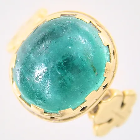 Ring med grön sten, stl 18,  bredd: 2,5mm, skadad sten, repig,18K  Vikt: 10,2 g