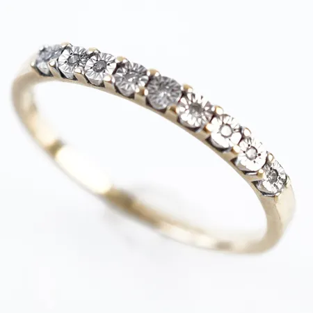 Ring m vita stenar, stl 19(59), bredd 2mm, 18k Vikt: 2,2 g