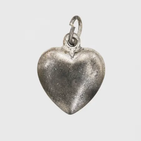 Hänge Hjärta, ca 5x6mm, slitage, 835/100 silver. Vikt: 1 g