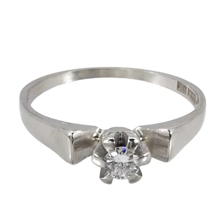Ring, 18K vitguld, Diamant 0,10ct - graverat på skenans insida, Trege Guldsmedsaktiebolaget (GGG), svensk kontrollstämpel, Ø17½ mm, bredd 1-4 mm Vikt: 2,5 g