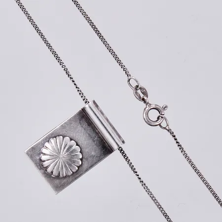 Kedja med hänge, design Sigvard Bernadotte, kedja längd: ca 50cm, bredd: ca 1mm, hänge längd: ca 2,4cm, bredd: ca 15mm, 925/1000, silver Vikt: 5,9 g