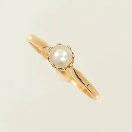 Ring med pärla Ø 5mm, stl 17¾ bredd 5mm, 18K Vikt: 1,9 g