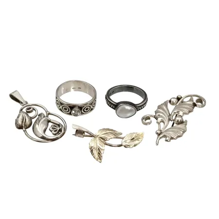 Silversmycken, 5 delar, Hänge & Broscher och Ringar (Ø18¼/18¾ mm), ringar från Guldfynd, stenar utan anmärkning Vikt: 18,8 g