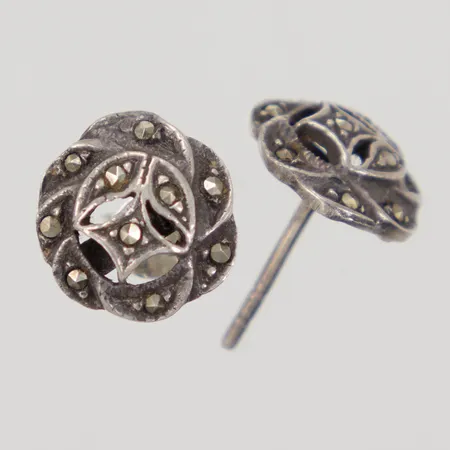 Ett par örhängen med markasiter, Ø10,5mm, ena stopp saknas, silver,  Vikt: 1,9 g