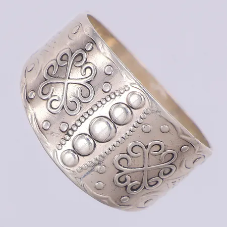 Ring, Norrbotten, slitet mönster, något skev, stl 19¼, silver 925/1000 Vikt: 4,8 g