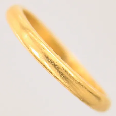 Ring, slät, stl 19¼, bredd: 3mm, gravyr, skev, repig, 23K Vikt: 5,1 g