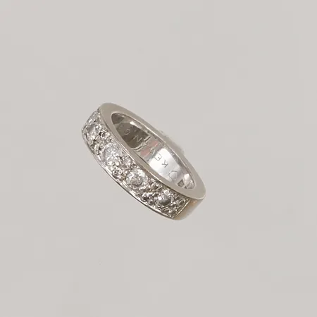 Ring, diamanter 5x ca 0,15ct, 12x ca 0,02ct, total ca 1,00ct, Ø15½, bredd:4,7mm, gravyr, Hugo Strömdahl, 2008, 18K 8,9g. 
