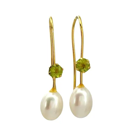 Örhängen, 18K guld, odlade Pärlor 7x9 mm, Peridot, örhängenas totala längd 30 mm, fint skick Vikt: 2,3 g