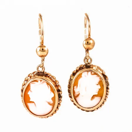 Hängande caméörhängen i 18K guld. De är 12 mm breda, 29 mm långa och väger 3,0g.