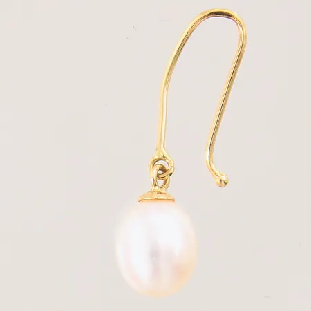 Udda örhänge med odlad sötvattenpärla Ø6,7mm, 18K Vikt: 0,8 g